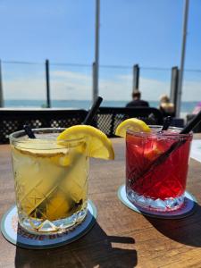 zwei Cocktails auf einem Tisch mit Zitronenscheiben in der Unterkunft B&B van Zon aan Zee in Vlissingen