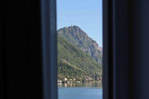 una ventana con vistas a una montaña en Villa Patria B&B, en Brusino Arsizio