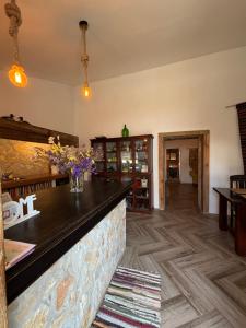 una cucina con bancone e vaso di fiori di Casa das Flores - no Parque Natural Guadiana a Mértola