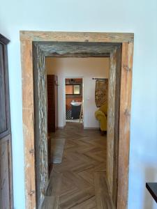 una porta che conduce a un soggiorno in legno di Casa das Flores - no Parque Natural Guadiana a Mértola