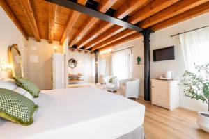 Una cama o camas en una habitación de Villa Giulia Relais Spa Events