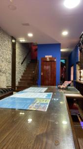 comedor con paredes azules y mesa de madera en La Posada del Rey, en Llanes