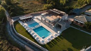 - une vue aérienne sur une maison avec une piscine dans l'établissement Niriides Luxury Villas, à Methoni