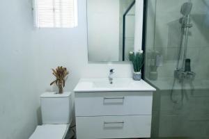 Bathroom sa Irofo Suites and Apartments