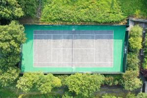 - une vue sur un court de tennis arboré dans l'établissement Ashville Guesthouse, à Westport