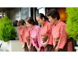 Un groupe de femmes en chemises rouges debout ensemble dans l'établissement Hotel Tenryukaku - Vacation STAY 16412v, à Fukushima