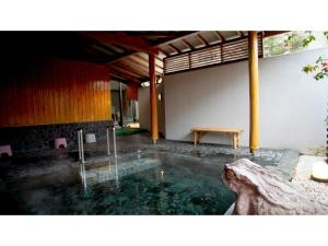 une piscine d'eau au milieu d'un bâtiment dans l'établissement Hotel Tenryukaku - Vacation STAY 16412v, à Fukushima