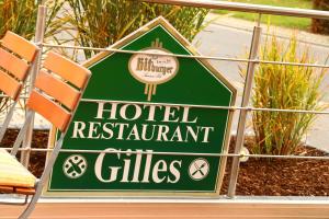 un cartello per un ristorante dell'hotel con due sedie di Hotel Restaurant Gilles a Kollig