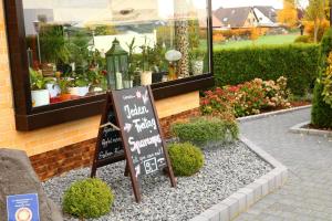 un ristorante con un cartello di fronte a un negozio di Hotel Restaurant Gilles a Kollig