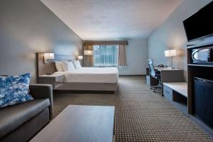 pokój hotelowy z łóżkiem i kanapą w obiekcie Days Inn & Suites by Wyndham Moncton w mieście Moncton