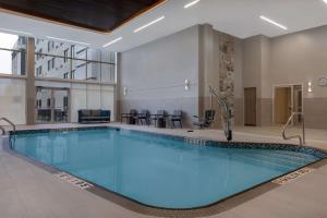 duży basen w holu w obiekcie DoubleTree by Hilton Kingston - Newly Renovated w mieście Kingston