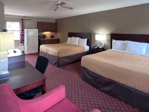 ハーシーにあるRodeway Inn & Suites Hersheyのベッド2台とキッチンが備わるホテルルームです。