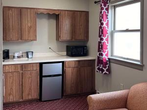 ハーシーにあるRodeway Inn & Suites Hersheyのキッチン(カウンター、電子レンジ付)