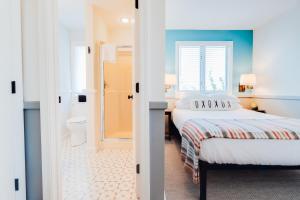 Cama ou camas em um quarto em Mercury Hotel Provincetown