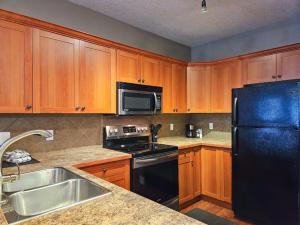 A kitchen or kitchenette at Copperhorn by FantasticStay