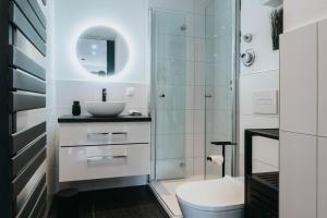 e bagno con servizi igienici e doccia in vetro. di Loft 38 Mainz a Magonza