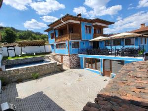 Casa azul con balcón y patio en OldHouse, en Koprivshtitsa