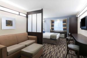 Ruang duduk di Microtel Inn and Suites Baton Rouge Airport