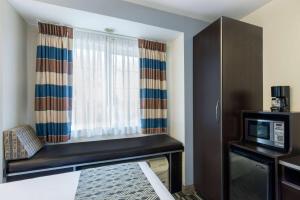 Katil atau katil-katil dalam bilik di Microtel Inn and Suites Baton Rouge Airport