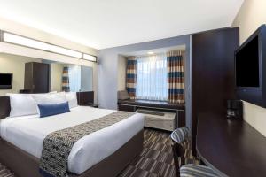 Katil atau katil-katil dalam bilik di Microtel Inn and Suites Baton Rouge Airport