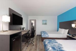 A bed or beds in a room at Baymont by Wyndham Branson Thousand Hills