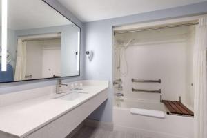 A bathroom at Baymont by Wyndham Branson Thousand Hills