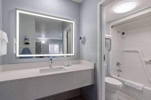 A bathroom at Baymont by Wyndham Branson Thousand Hills