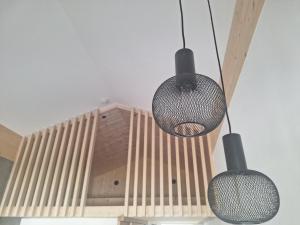 duas luzes penduradas no tecto de um edifício em Steindl's Boutique Hotel em Vipiteno