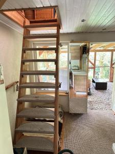 eine Treppe in einem Zimmer mit Etagenbett in der Unterkunft Gartenhaus - Dietzhäuschen in Suhl