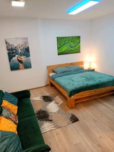 Tempat tidur dalam kamar di Apartments Romantic and Family Room Zemlinski