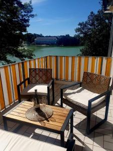 een patio met 2 stoelen en een tafel met een fles bij Apartment Seeblick in Bad Salzungen