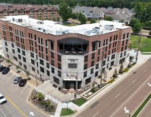 una vista aerea di un grande edificio in mattoni con parcheggio di TownePlace Suites by Marriott Memphis Germantown a Memphis