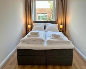 A bed or beds in a room at Come2Stay - Pinneberg Zentral