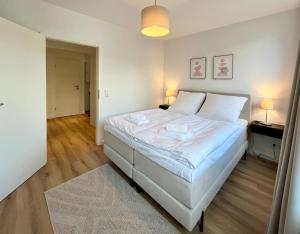 A bed or beds in a room at Come2Stay - Pinneberg Zentral