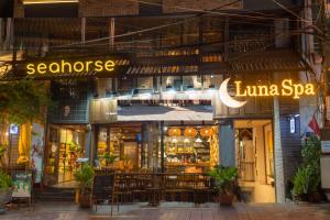 una tienda frente a un restaurante por la noche en Seahorse Han Market Da Nang Apartment by Haviland, en Da Nang