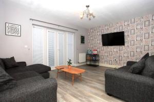 TV i/ili zabavni centar u objektu Spacious & Modern Retreat Garden Free Parking!