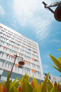 un edificio blanco con muchas ventanas en HARRIS Hotel Batam Center, en Batam Centre