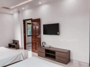 una camera con letto e TV a parete di Lệ Thuỷ Motel a Hai Phong