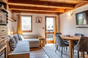 A seating area at Balcon de l'Arve- Charming Duplex in Chamonix Centre