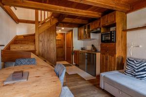 A kitchen or kitchenette at Balcon de l'Arve- Charming Duplex in Chamonix Centre