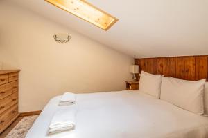 A bed or beds in a room at Balcon de l'Arve- Charming Duplex in Chamonix Centre