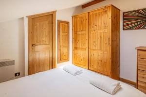 A bed or beds in a room at Balcon de l'Arve- Charming Duplex in Chamonix Centre