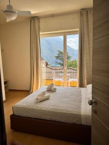 um quarto com uma cama e uma janela grande em Hotel Locanda Castagnola em Lugano