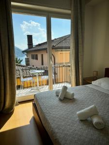 um quarto com uma cama e uma grande janela em Hotel Locanda Castagnola em Lugano