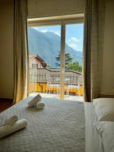 um quarto com uma cama e vista para uma montanha em Hotel Locanda Castagnola em Lugano