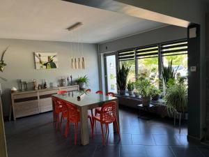 a kitchen with a table and chairs and plants at Chambre de la Wamme 2 in Marche-en-Famenne