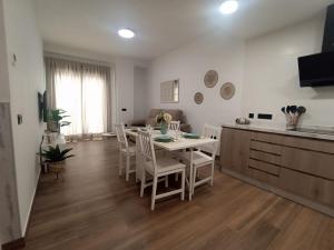 Apartamento nuevo céntrico con Aparcamiento privado Incluido電視和／或娛樂中心