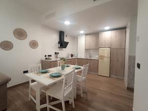 Apartamento nuevo céntrico con Aparcamiento privado Incluido廚房或簡易廚房