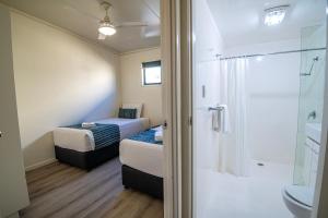 een kleine badkamer met 2 bedden en een douche bij Ingenia Holidays Taigum in Brisbane