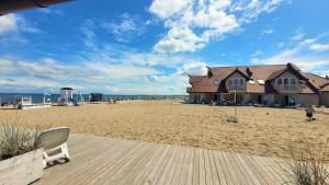 una spiaggia con una casa e un edificio di Hotel Zhong Hua a Sopot